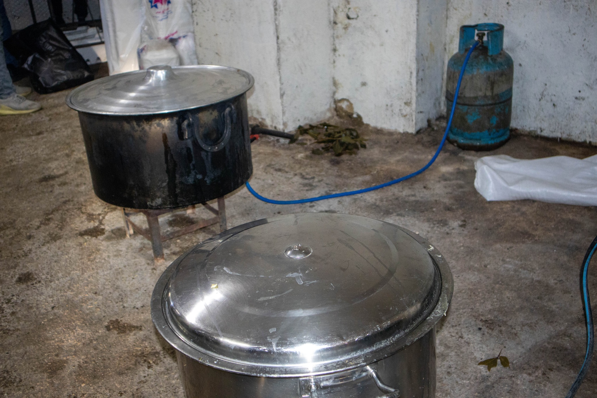 أثناء توزيع تبرعاتكم العينية في منطقة الحفة